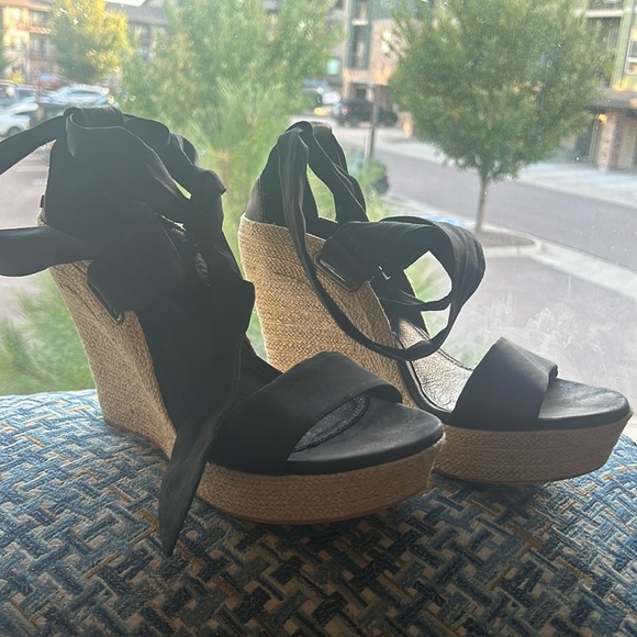 Ugg Jules tie platform wedges size 8. - Picture 4 of 6